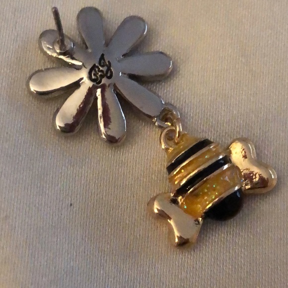 Betsey Johnson Daisy & Bee Mismatched Drop Earrings Crystal Accents NWT - Picture 9 of 15